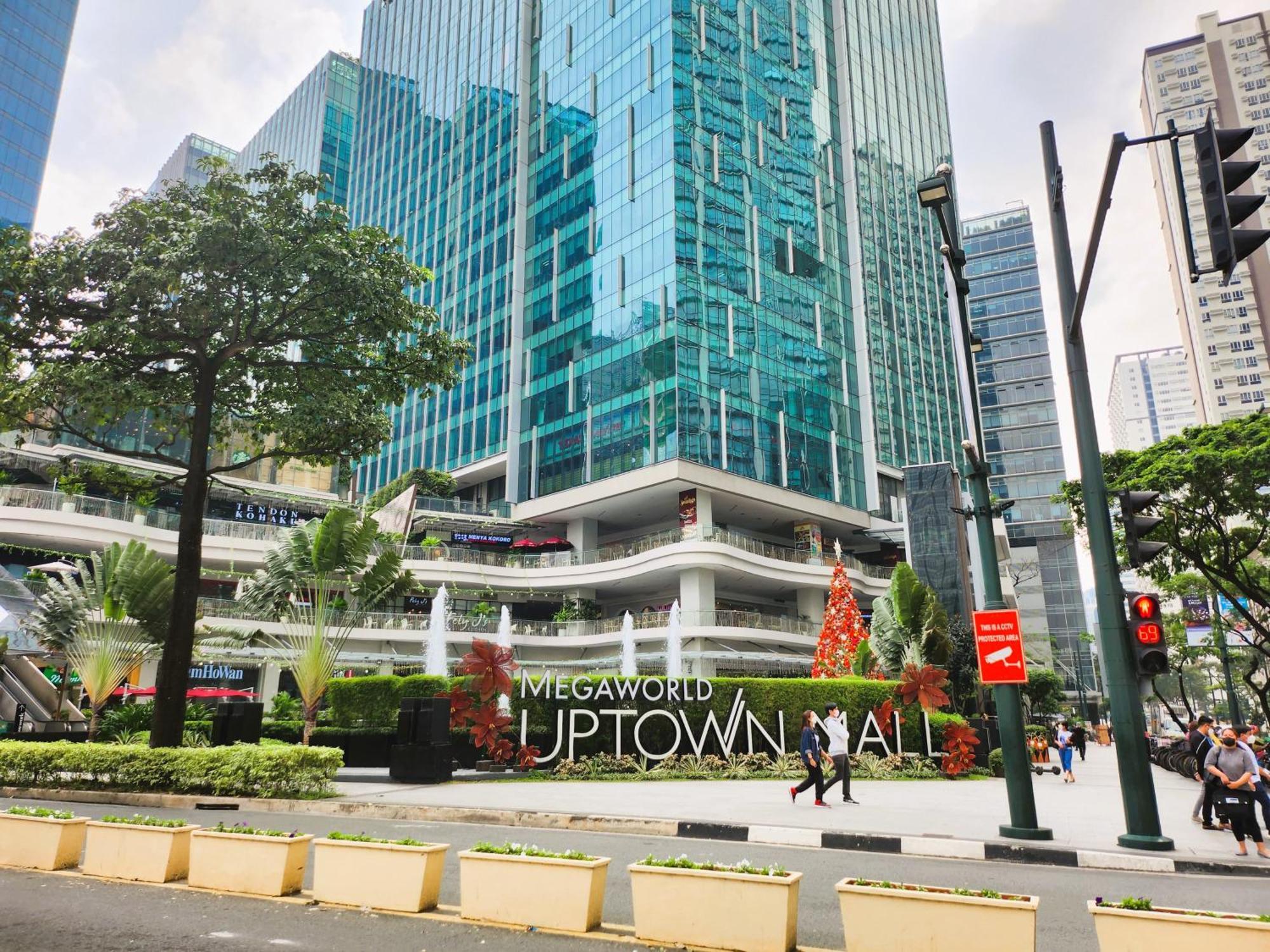 Bgc One Uptown King Bed 3 Min Walk To Malls And Restaurants