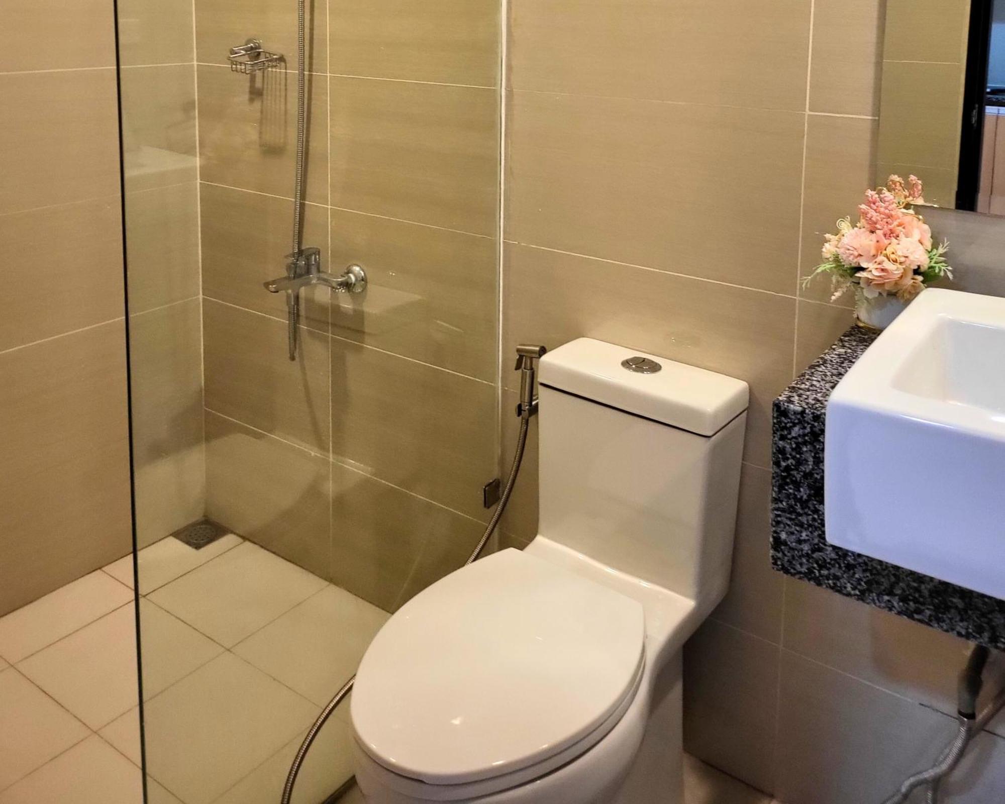 Apartment Bgc One Uptown King Bed 3 Min Walk To Malls And Restaurants Manila