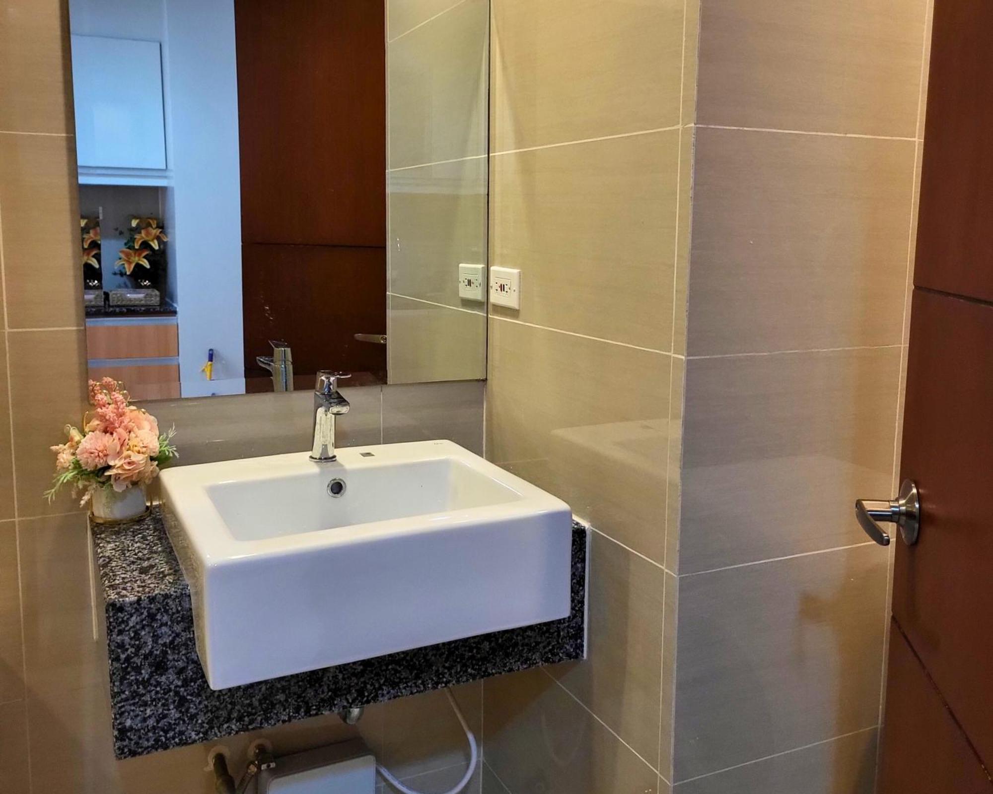 Bgc One Uptown King Bed 3 Min Walk To Malls And Restaurants