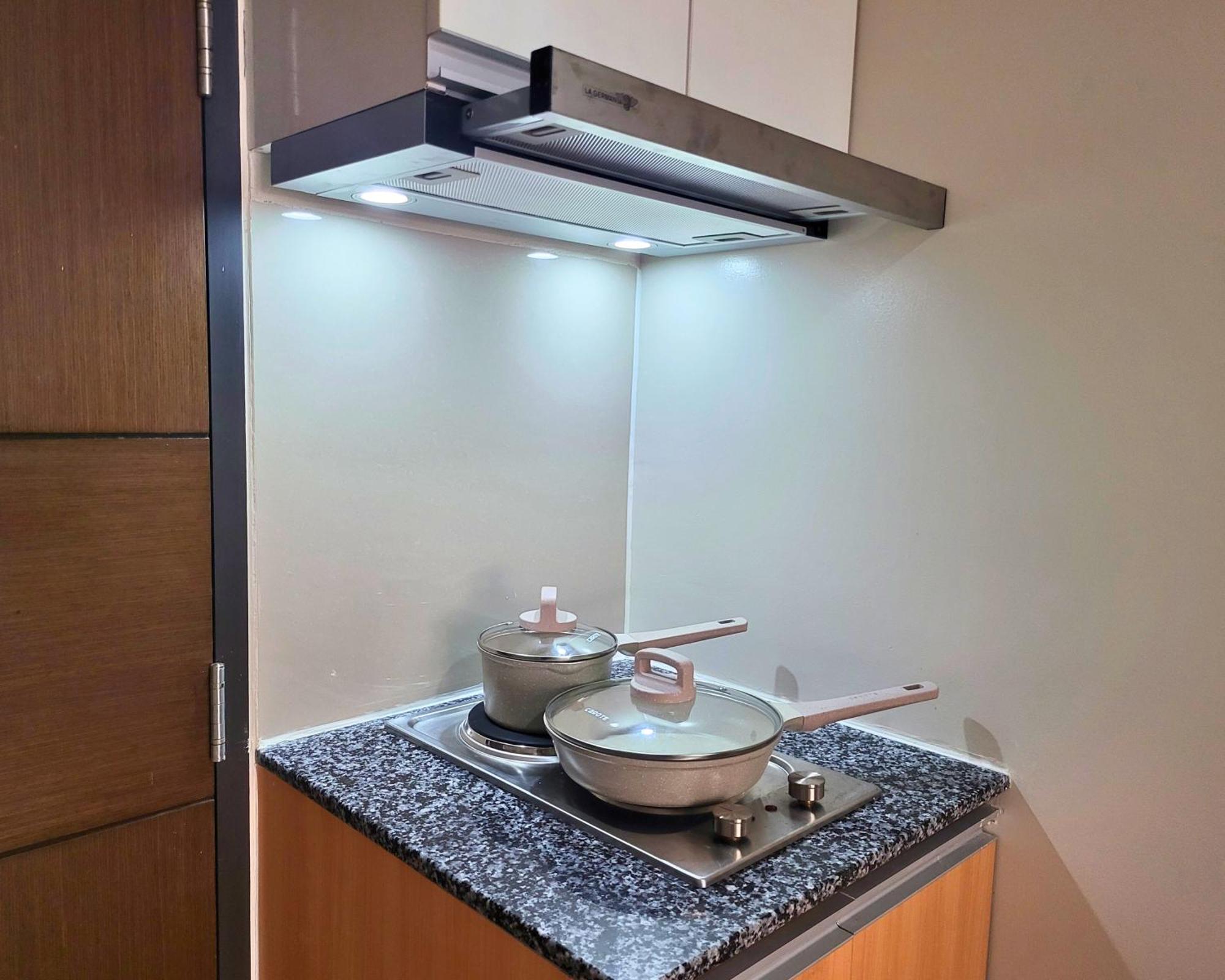 Apartment Bgc One Uptown King Bed 3 Min Walk To Malls And Restaurants Manila