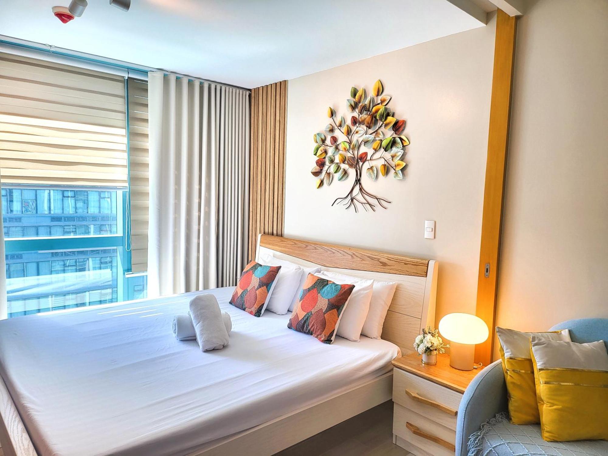 Bgc One Uptown King Bed 3 Min Walk To Malls And Restaurants *