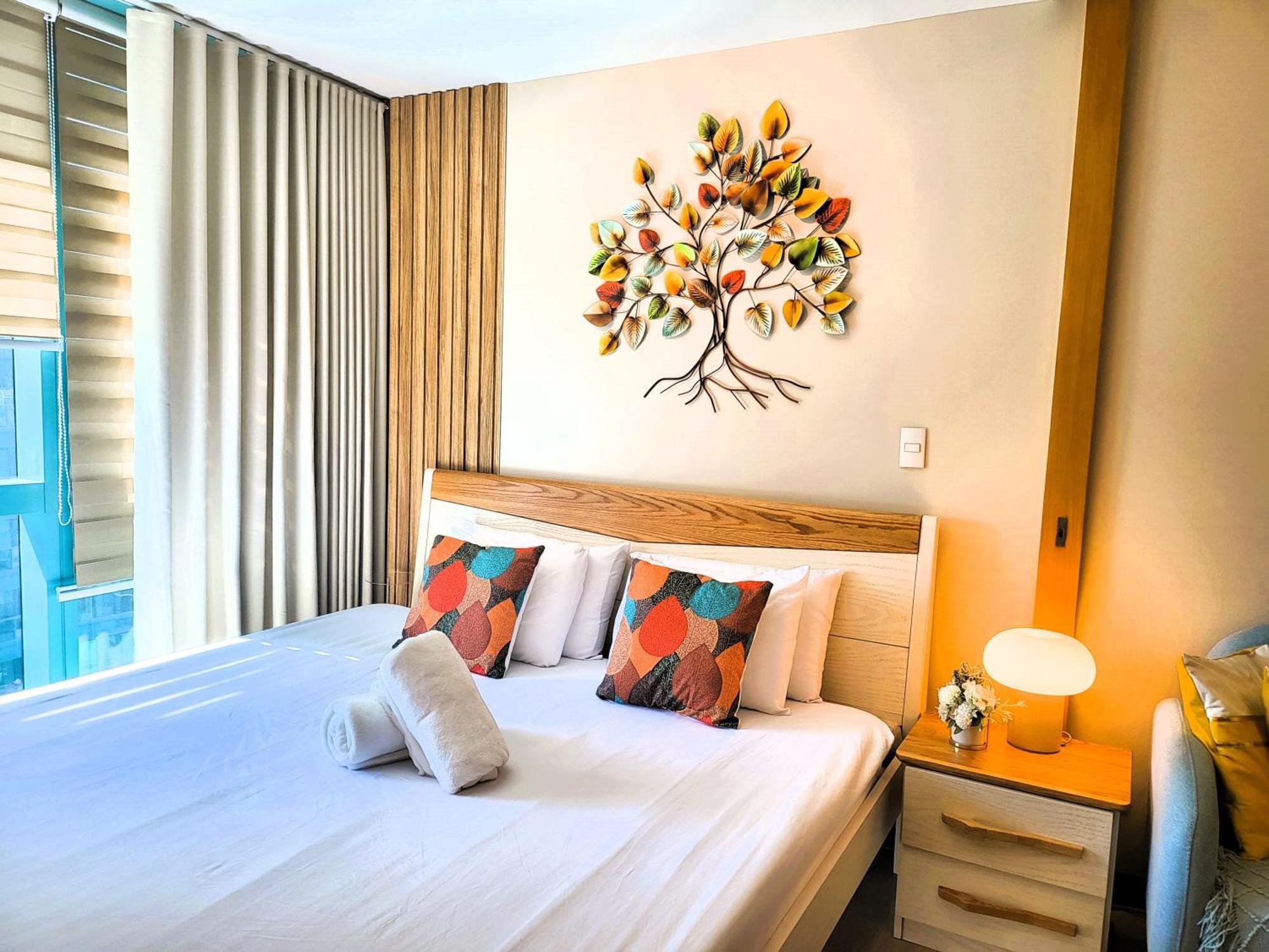 Apartment Bgc One Uptown King Bed 3 Min Walk To Malls And Restaurants Manila