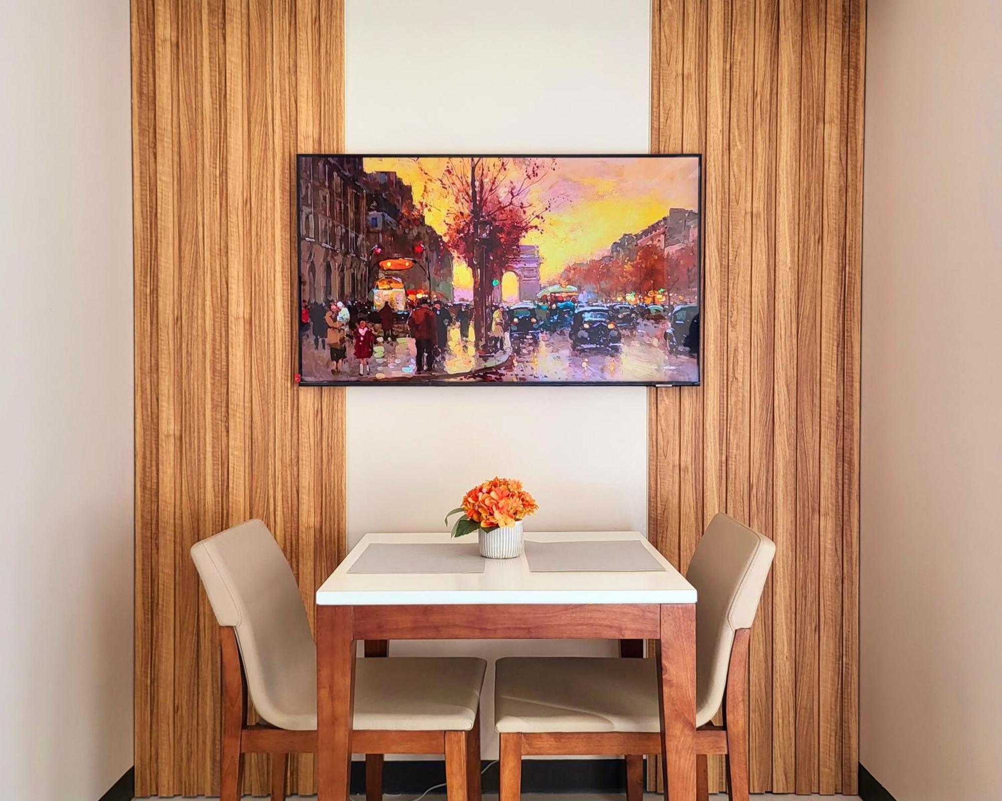 Bgc One Uptown King Bed 3 Min Walk To Malls And Restaurants