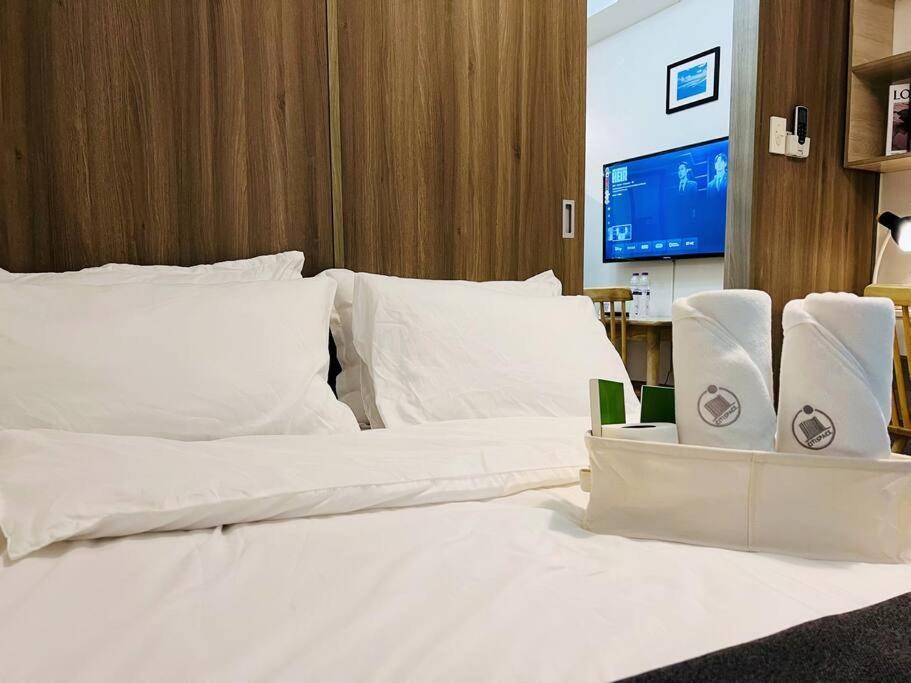 1br Unit Condotel W Balcony Fame Residences -fm19 Apartment Manila