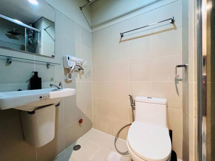 Apartment 1br Unit Condotel W Balcony Fame Residences -fm19 Manila