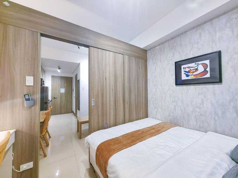 Apartment 1br Unit Condotel W Balcony Fame Residences -fm16 Manila