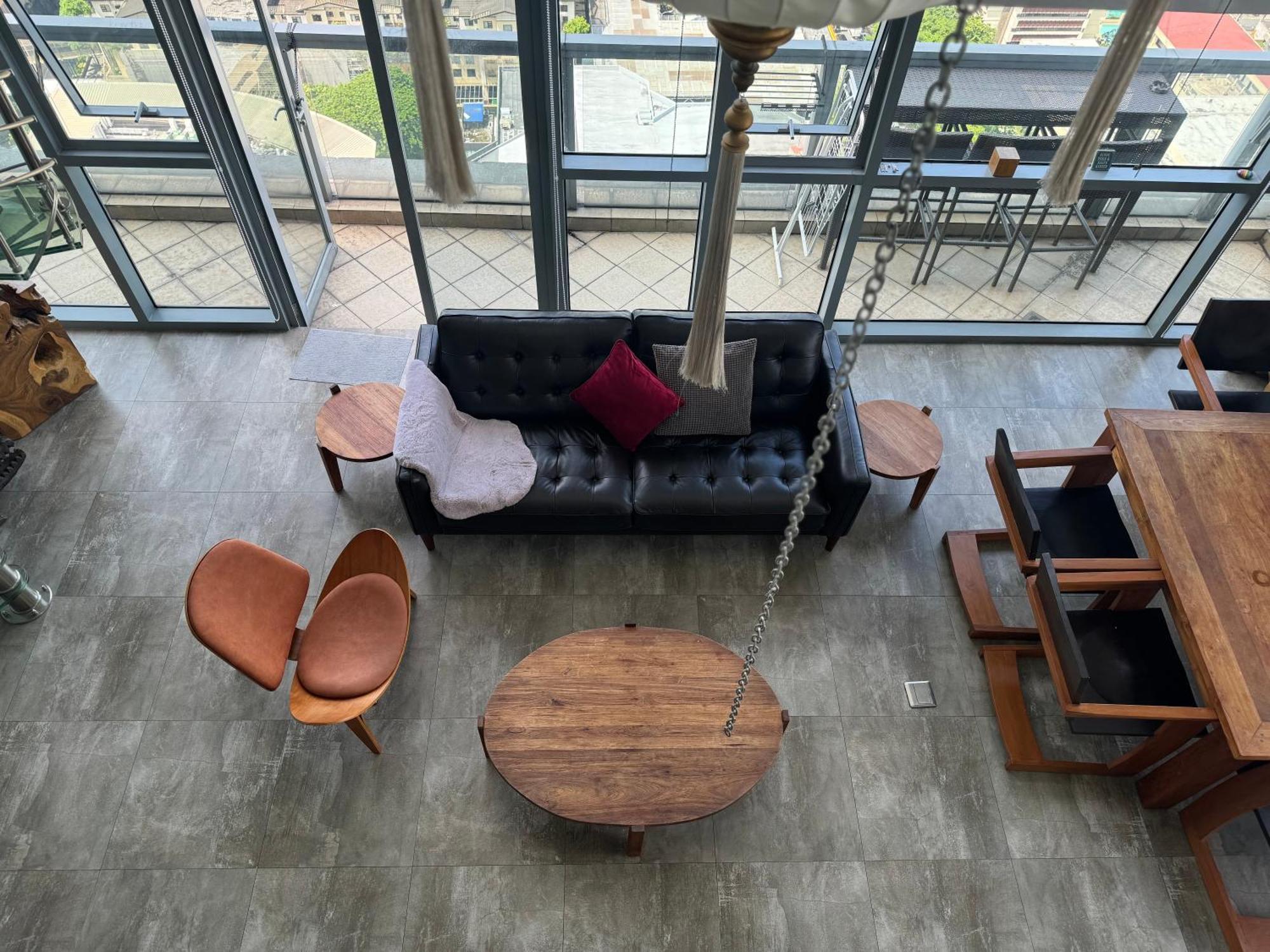 Lower Penthouse With Balcony & Cityviews In Makati Apartment *