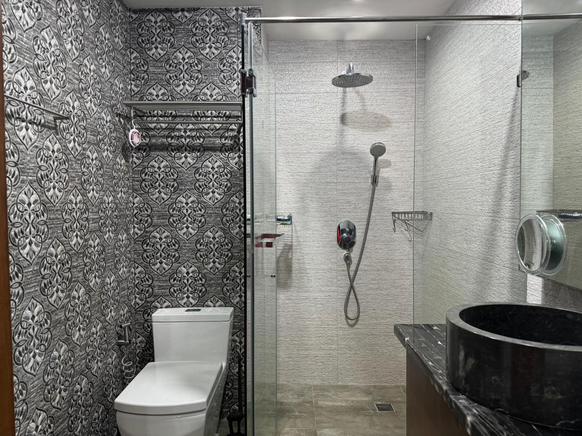 Apartment Lower Penthouse With Balcony & Cityviews In Makati