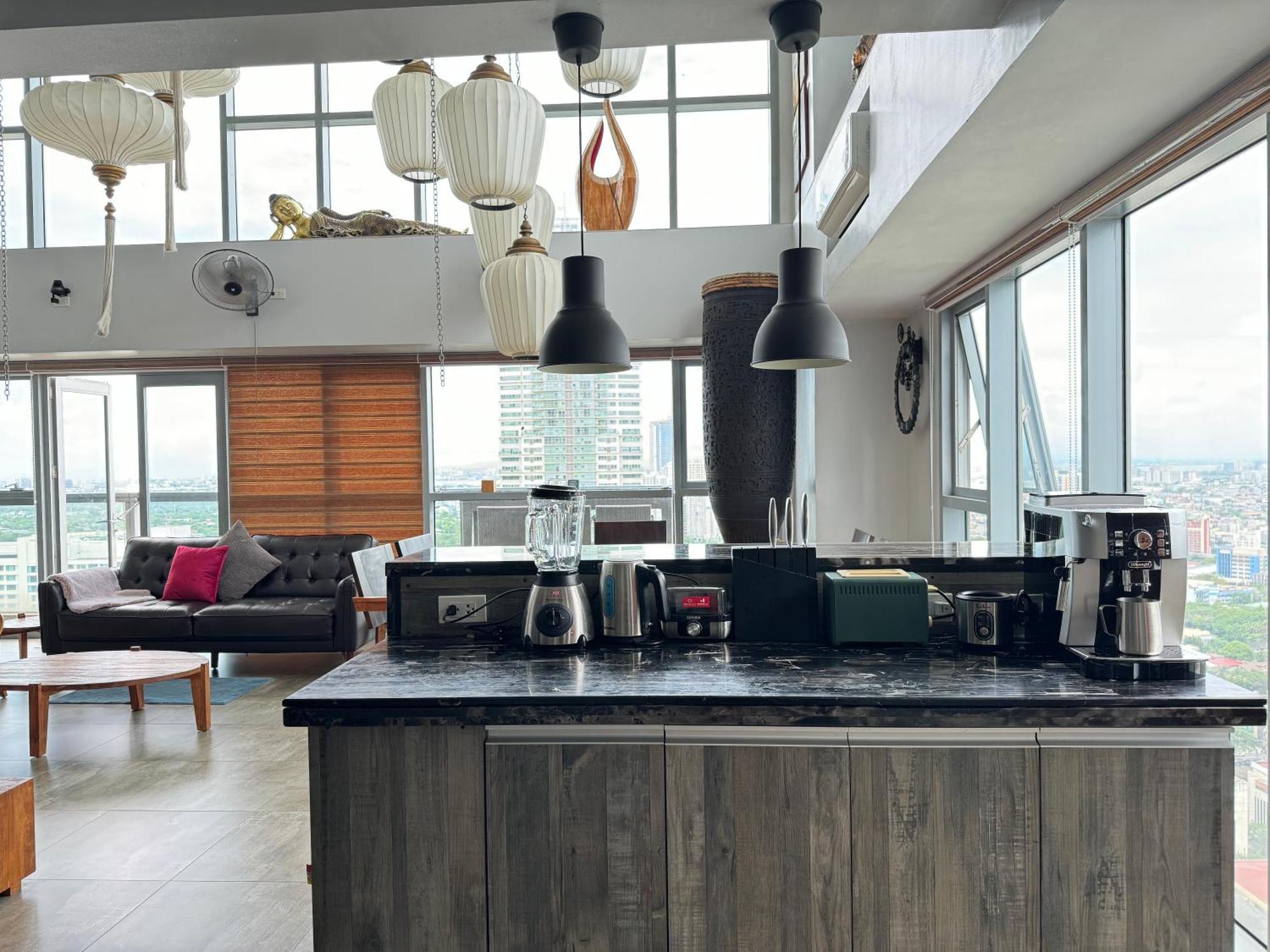 Lower Penthouse With Balcony & Cityviews In Makati *