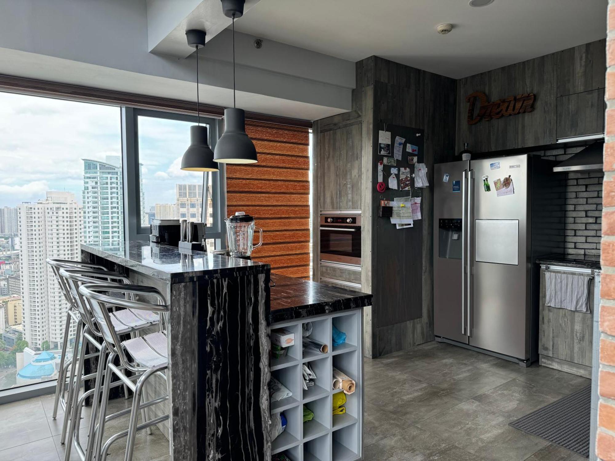 Lower Penthouse With Balcony & Cityviews In Makati *