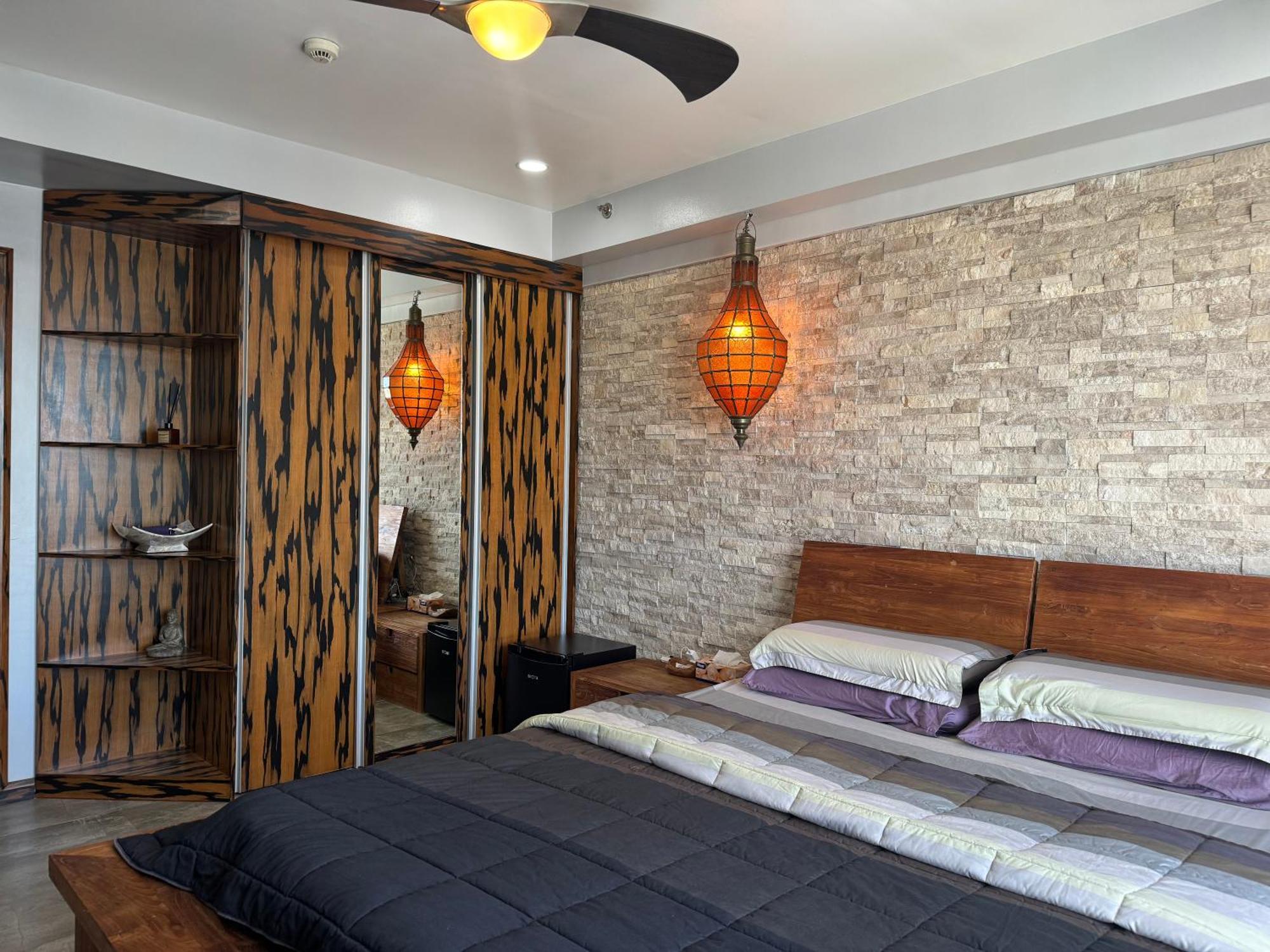 Lower Penthouse With Balcony & Cityviews In Makati