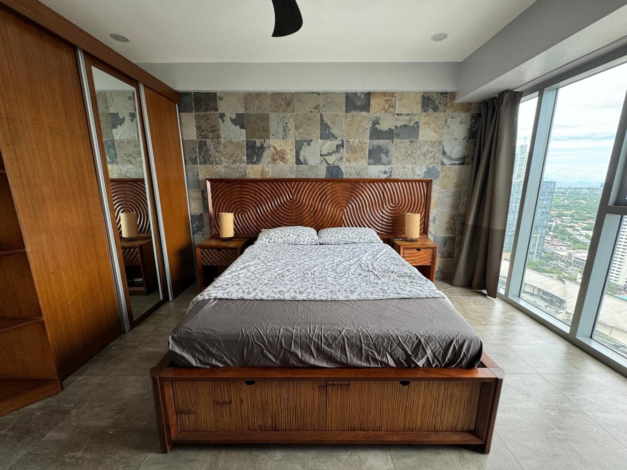 Lower Penthouse With Balcony & Cityviews In Makati Apartment