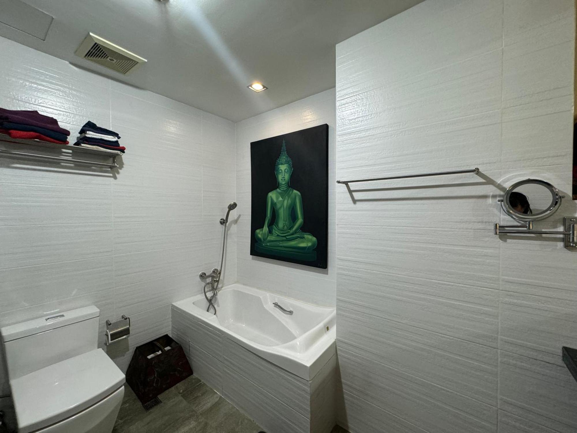 Apartment Lower Penthouse With Balcony & Cityviews In Makati