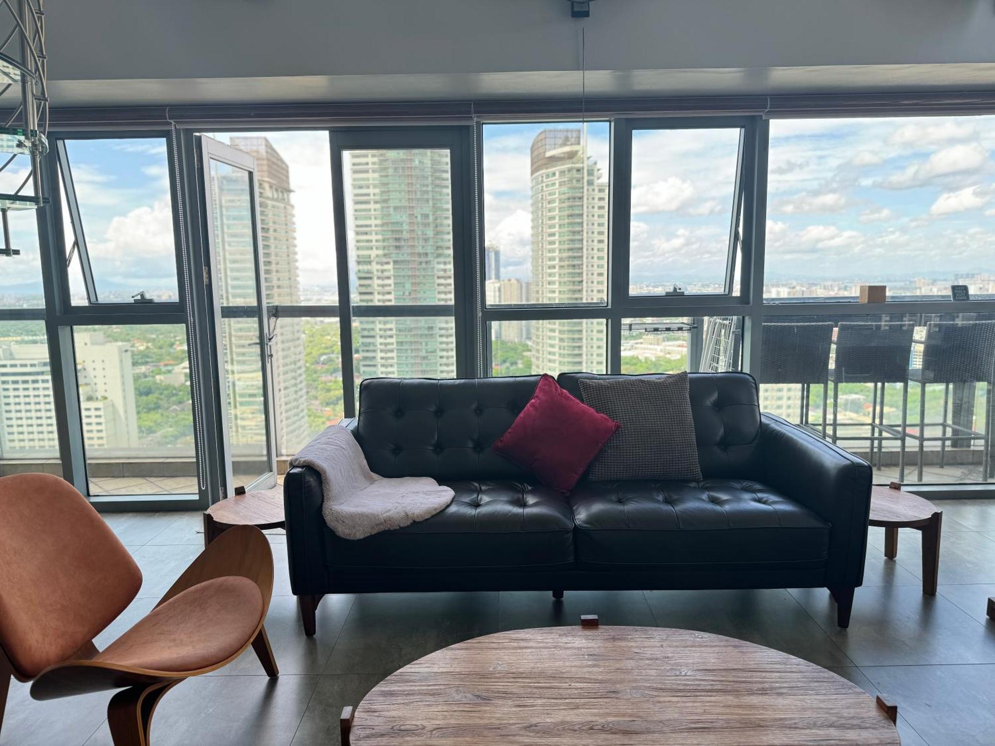 Lower Penthouse With Balcony & Cityviews In Makati Apartment