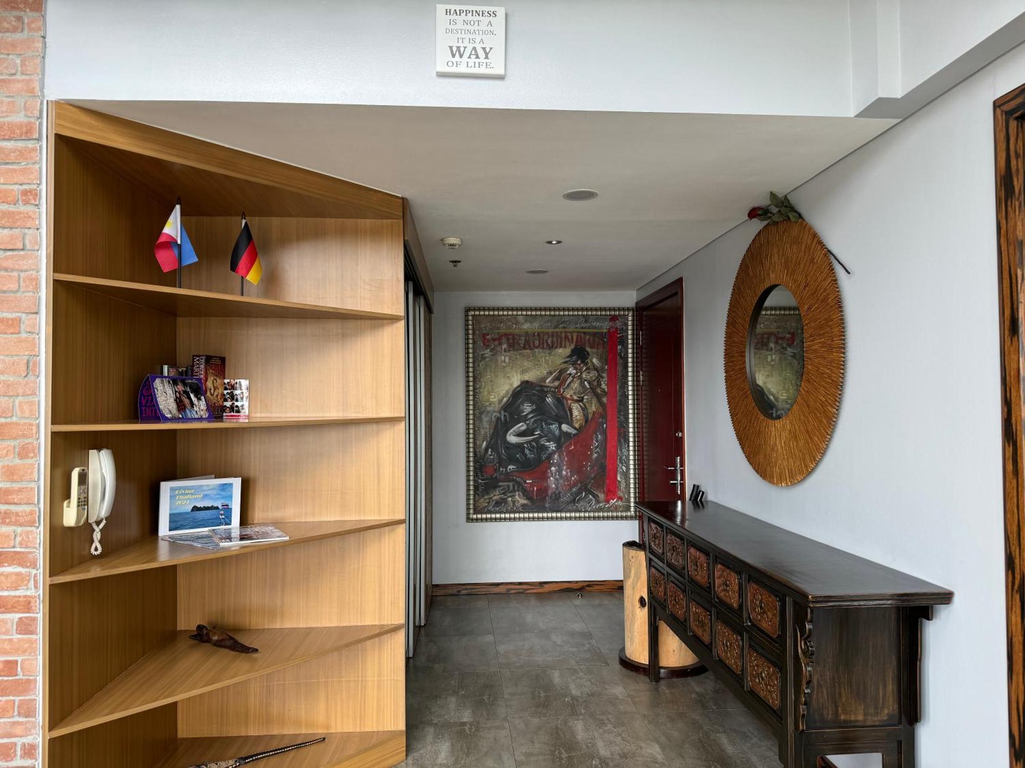 Apartment Lower Penthouse With Balcony & Cityviews In Makati