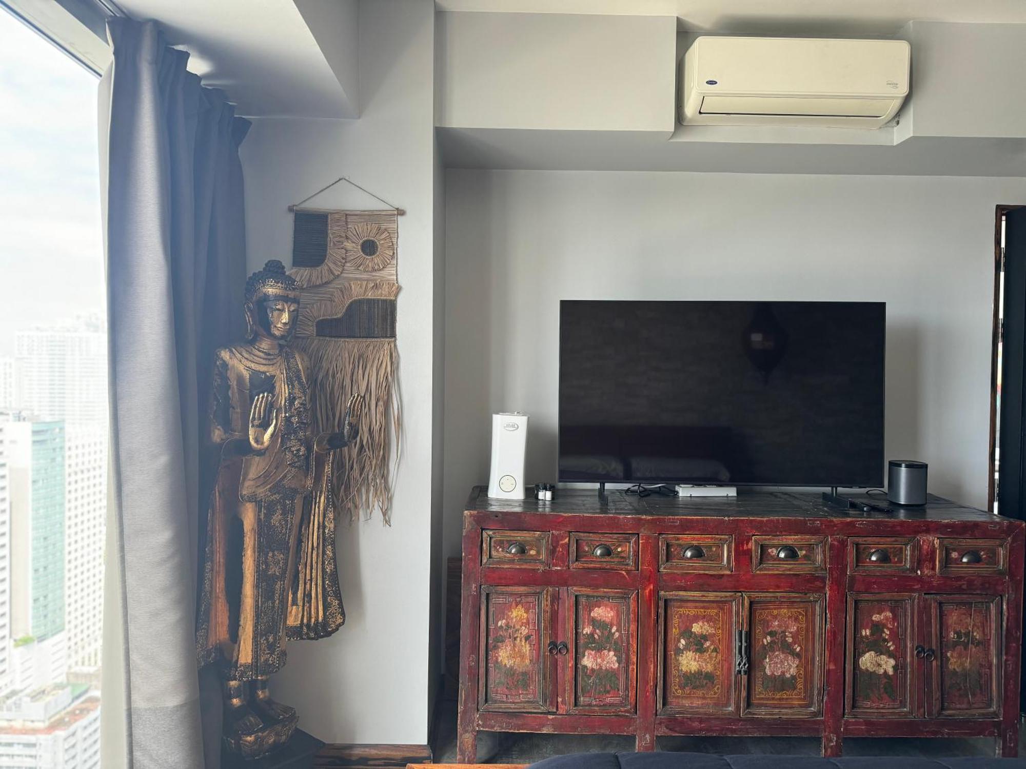 Lower Penthouse With Balcony & Cityviews In Makati Apartment *