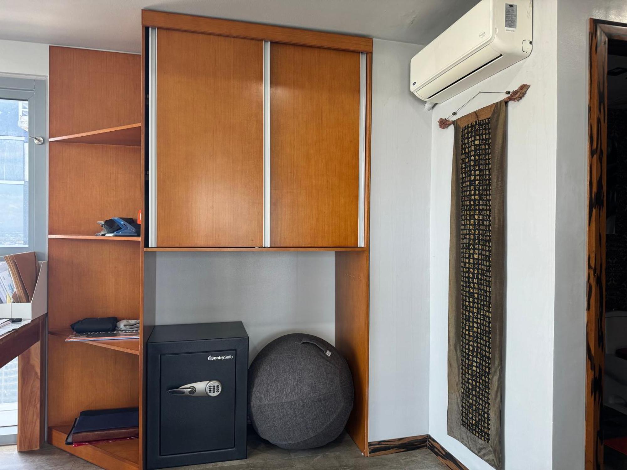 Lower Penthouse With Balcony & Cityviews In Makati Apartment