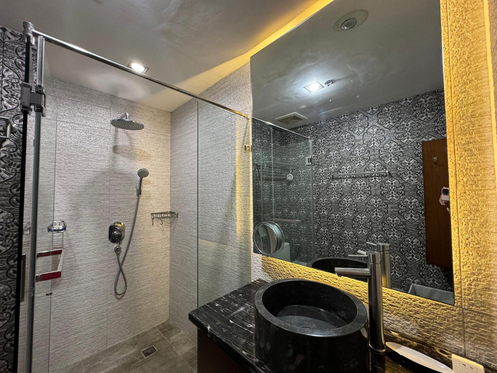 Lower Penthouse With Balcony & Cityviews In Makati Apartment Manila