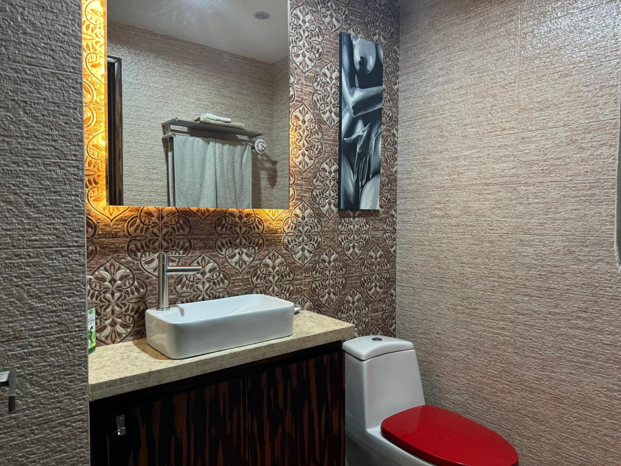 Lower Penthouse With Balcony & Cityviews In Makati Apartment Manila