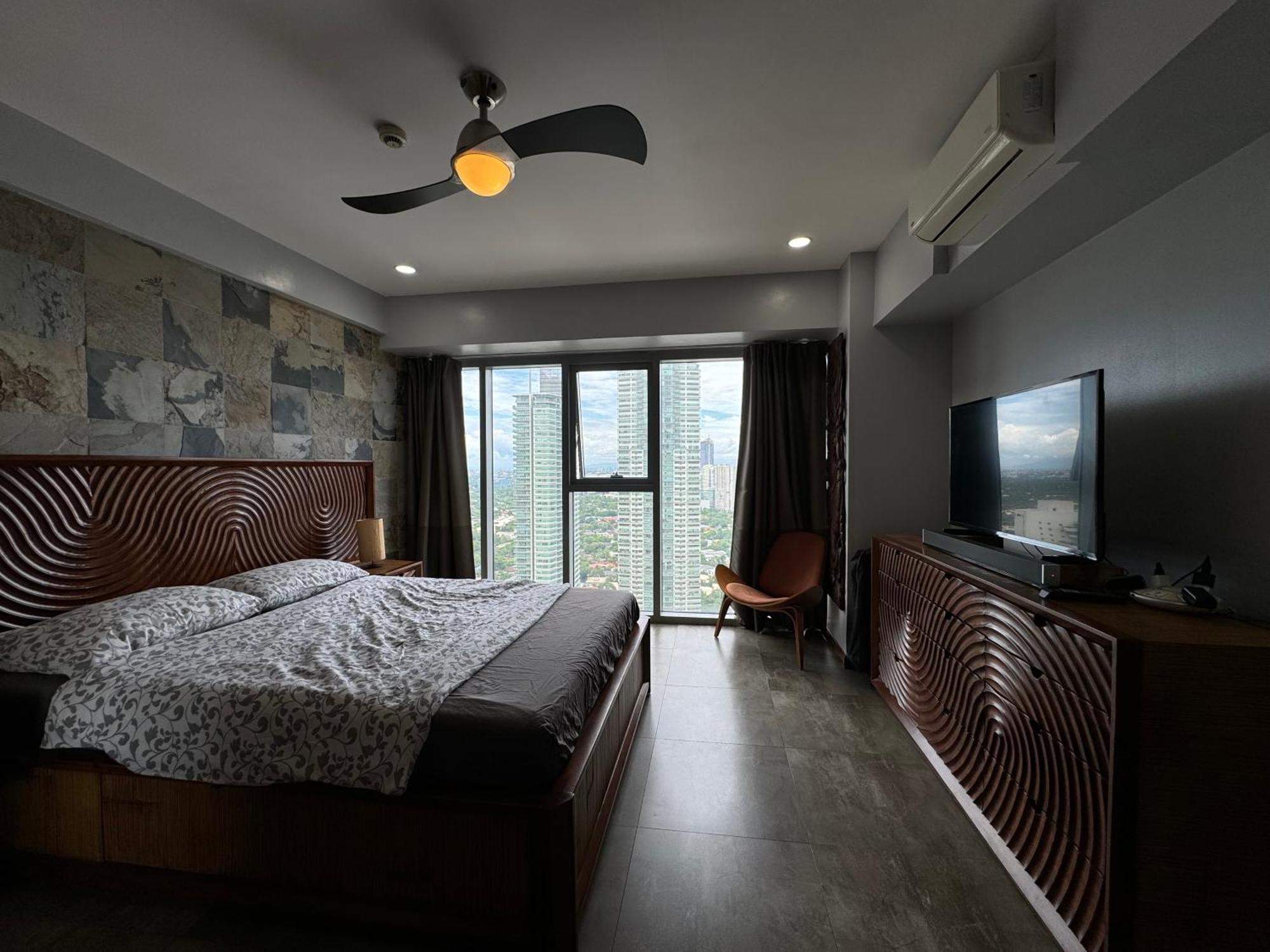 Lower Penthouse With Balcony & Cityviews In Makati