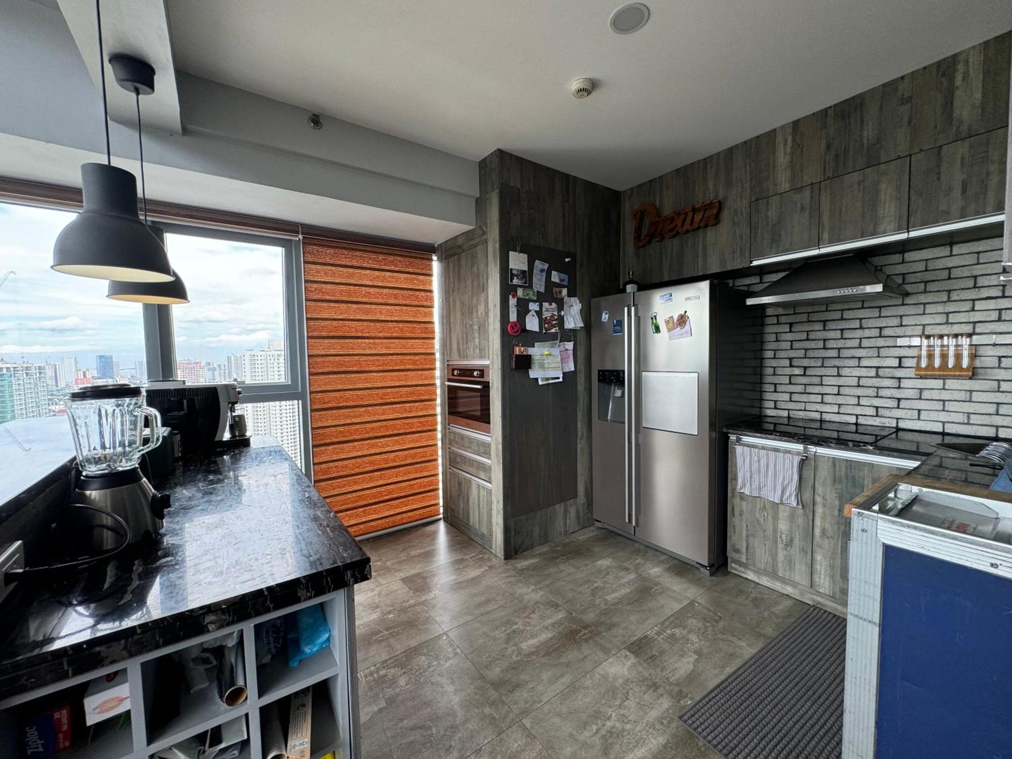 Lower Penthouse With Balcony & Cityviews In Makati Apartment Manila