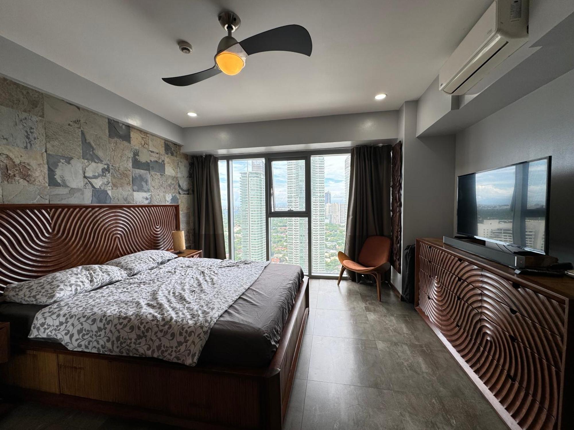 Lower Penthouse With Balcony & Cityviews In Makati *