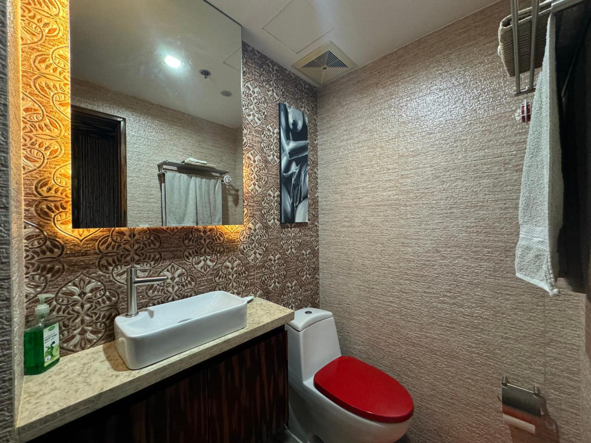 Lower Penthouse With Balcony & Cityviews In Makati