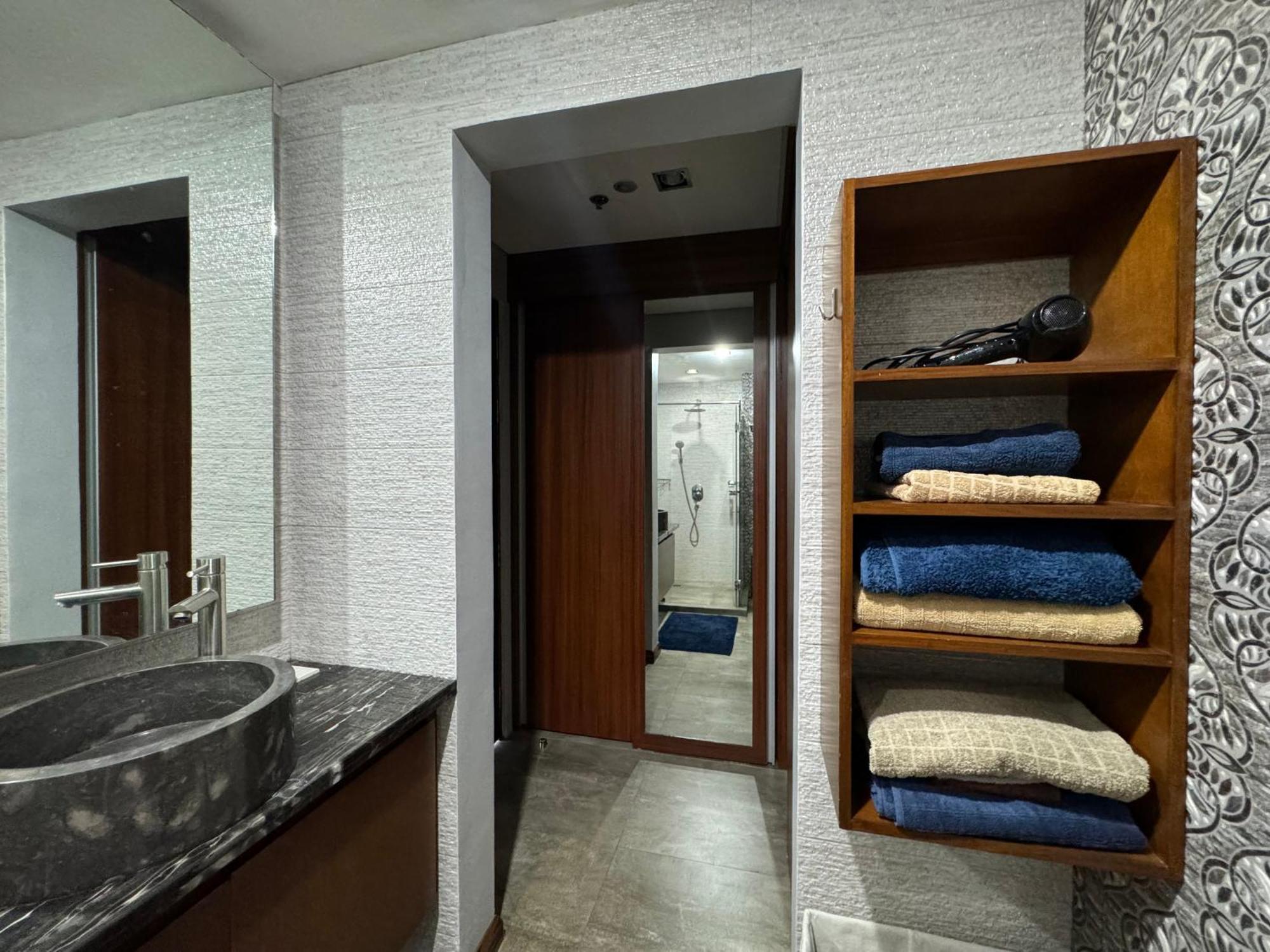 Apartment Lower Penthouse With Balcony & Cityviews In Makati *