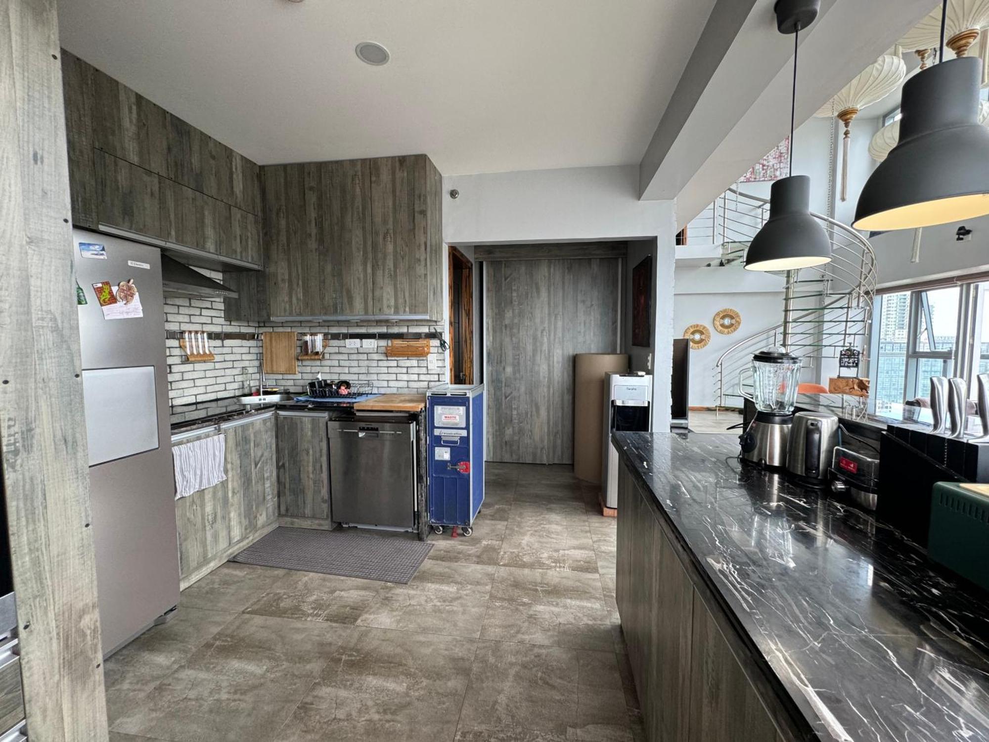 Apartment Lower Penthouse With Balcony & Cityviews In Makati Manila