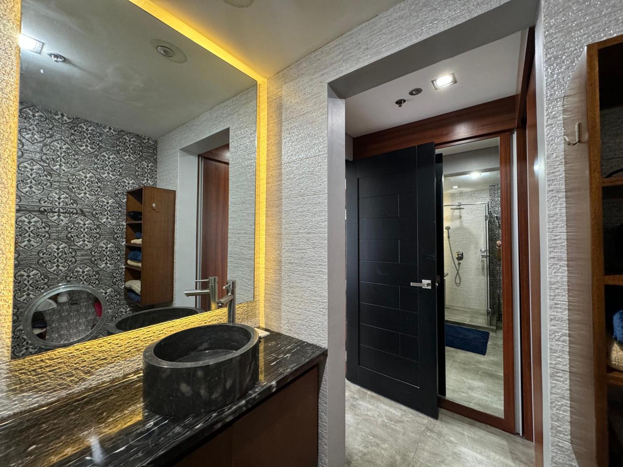 Lower Penthouse With Balcony & Cityviews In Makati Apartment