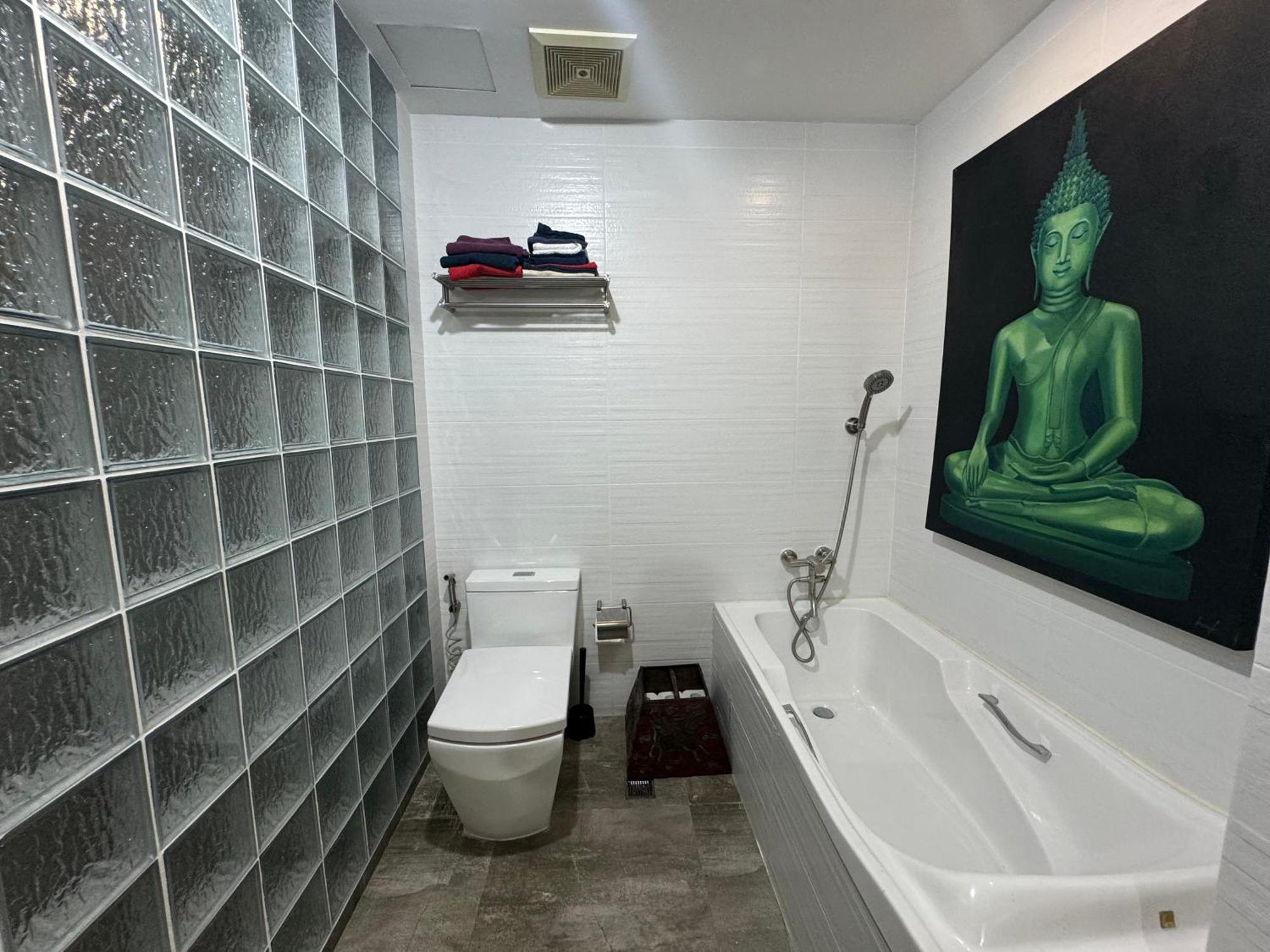 Apartment Lower Penthouse With Balcony & Cityviews In Makati