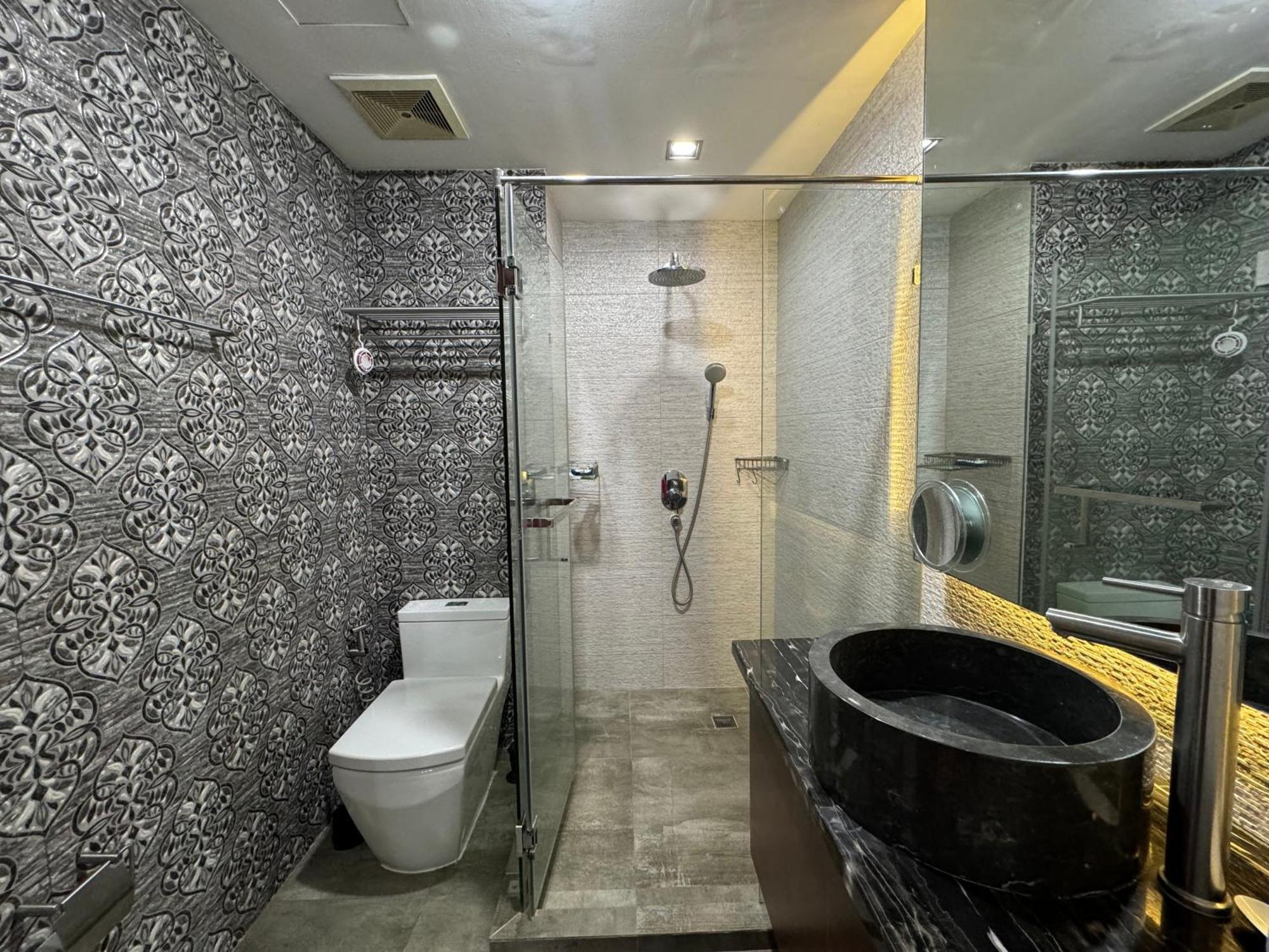 Lower Penthouse With Balcony & Cityviews In Makati Apartment *