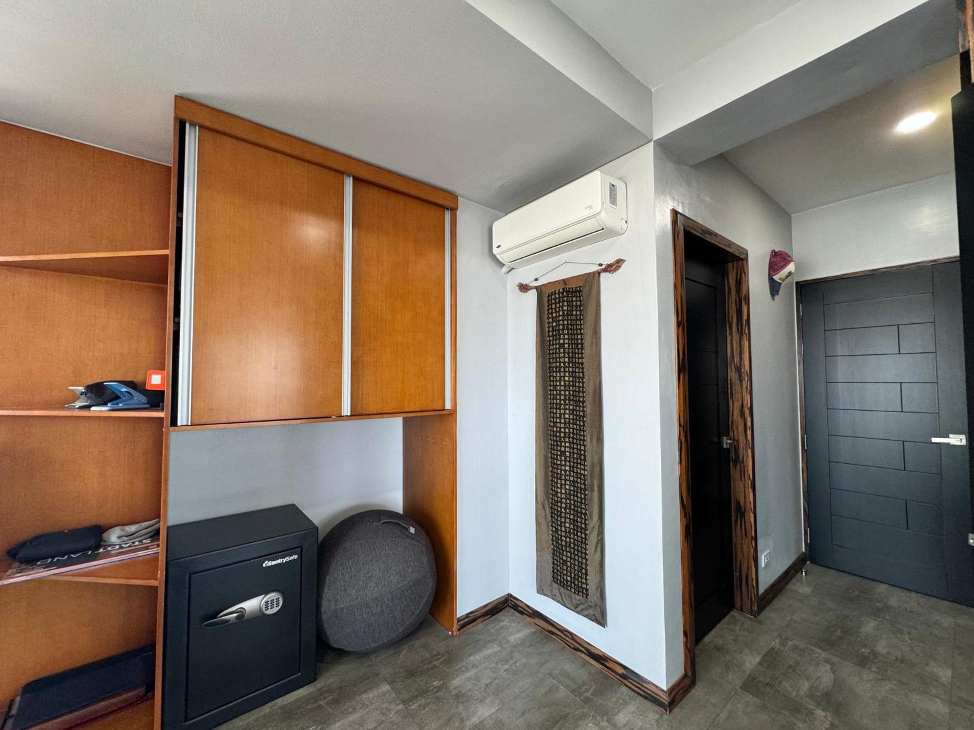 Lower Penthouse With Balcony & Cityviews In Makati *