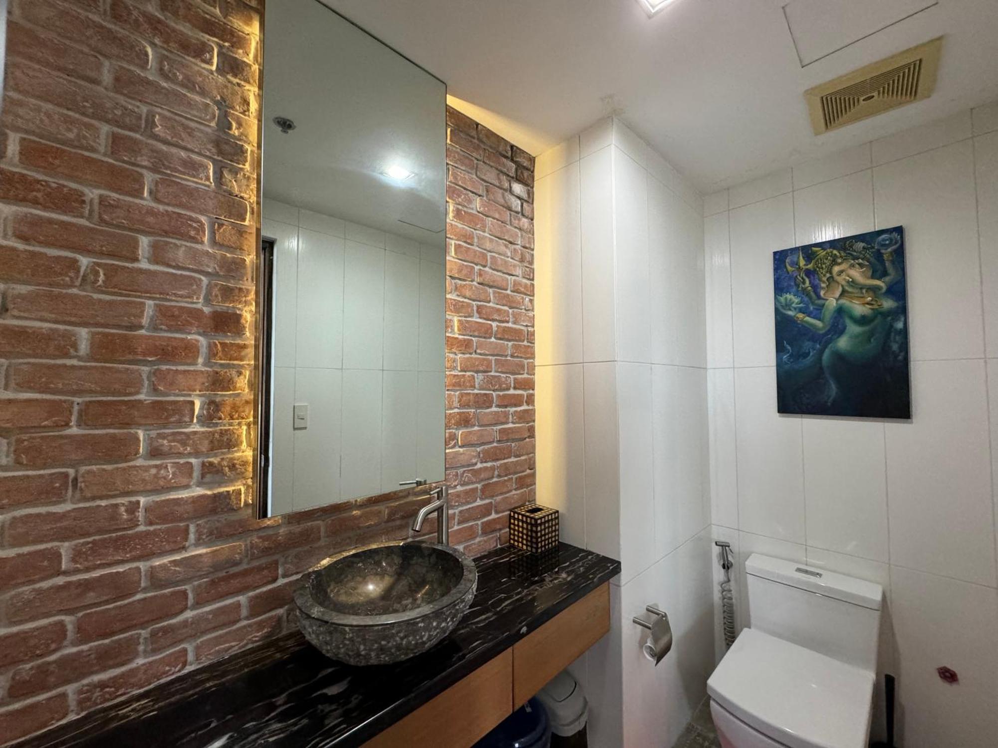 Lower Penthouse With Balcony & Cityviews In Makati *