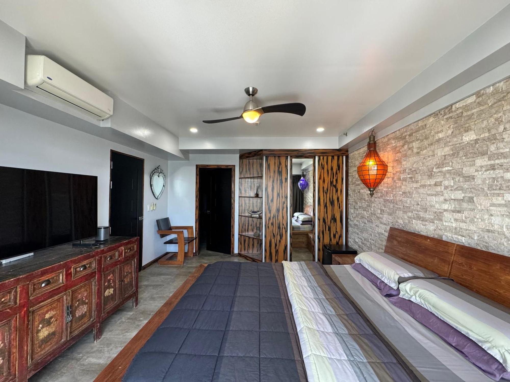Lower Penthouse With Balcony & Cityviews In Makati Apartment *