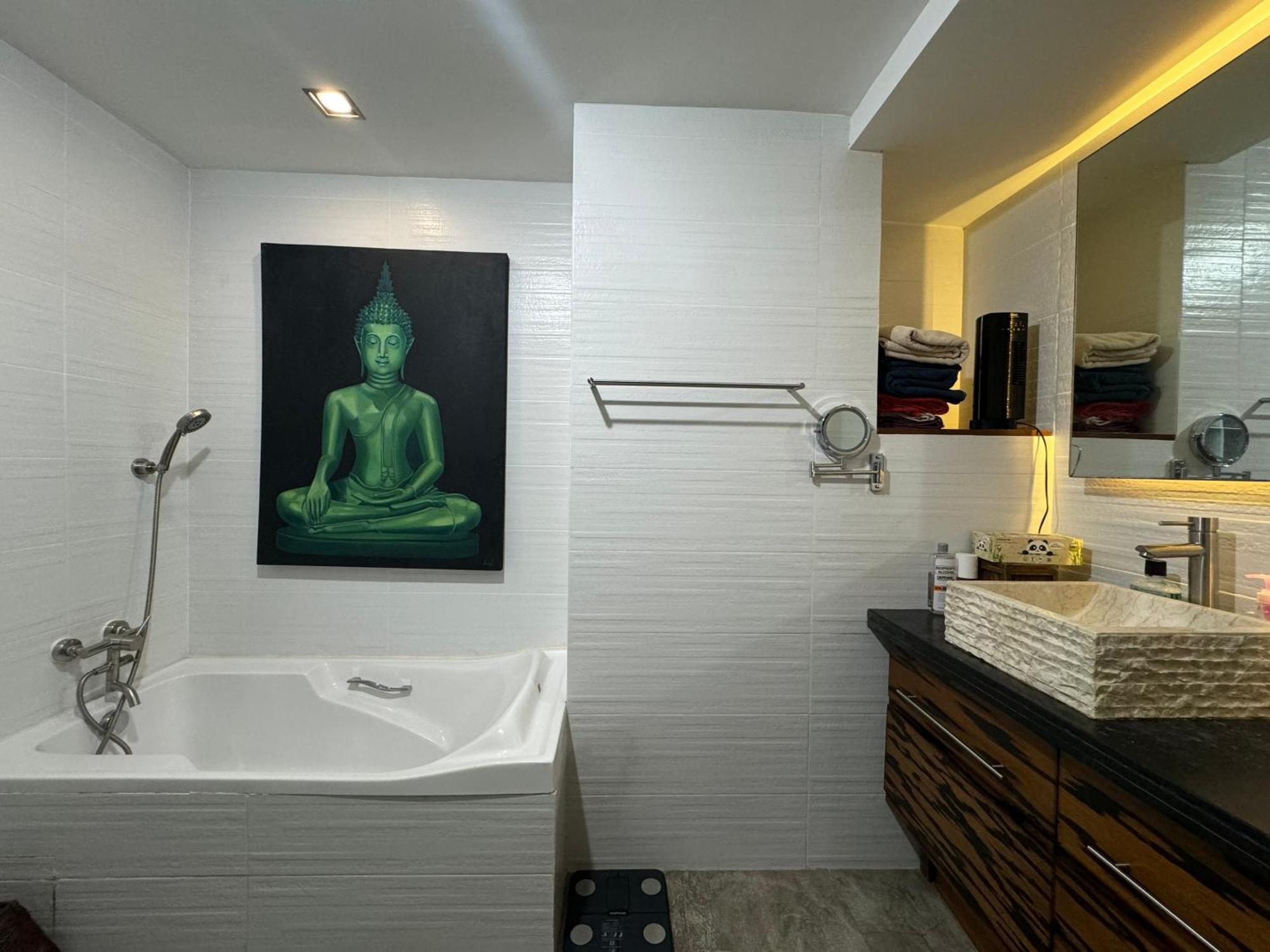 Lower Penthouse With Balcony & Cityviews In Makati *