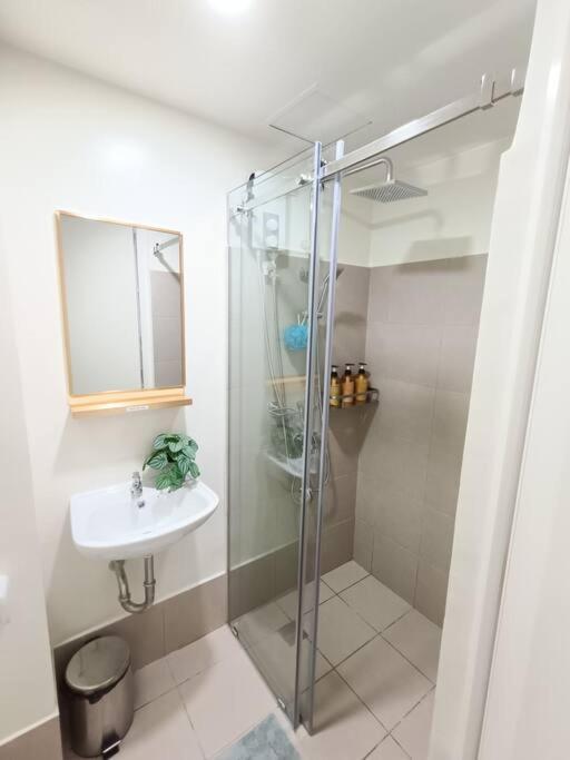 Belt Cozy At Vista Recto-33rd Floor Apartment Manila