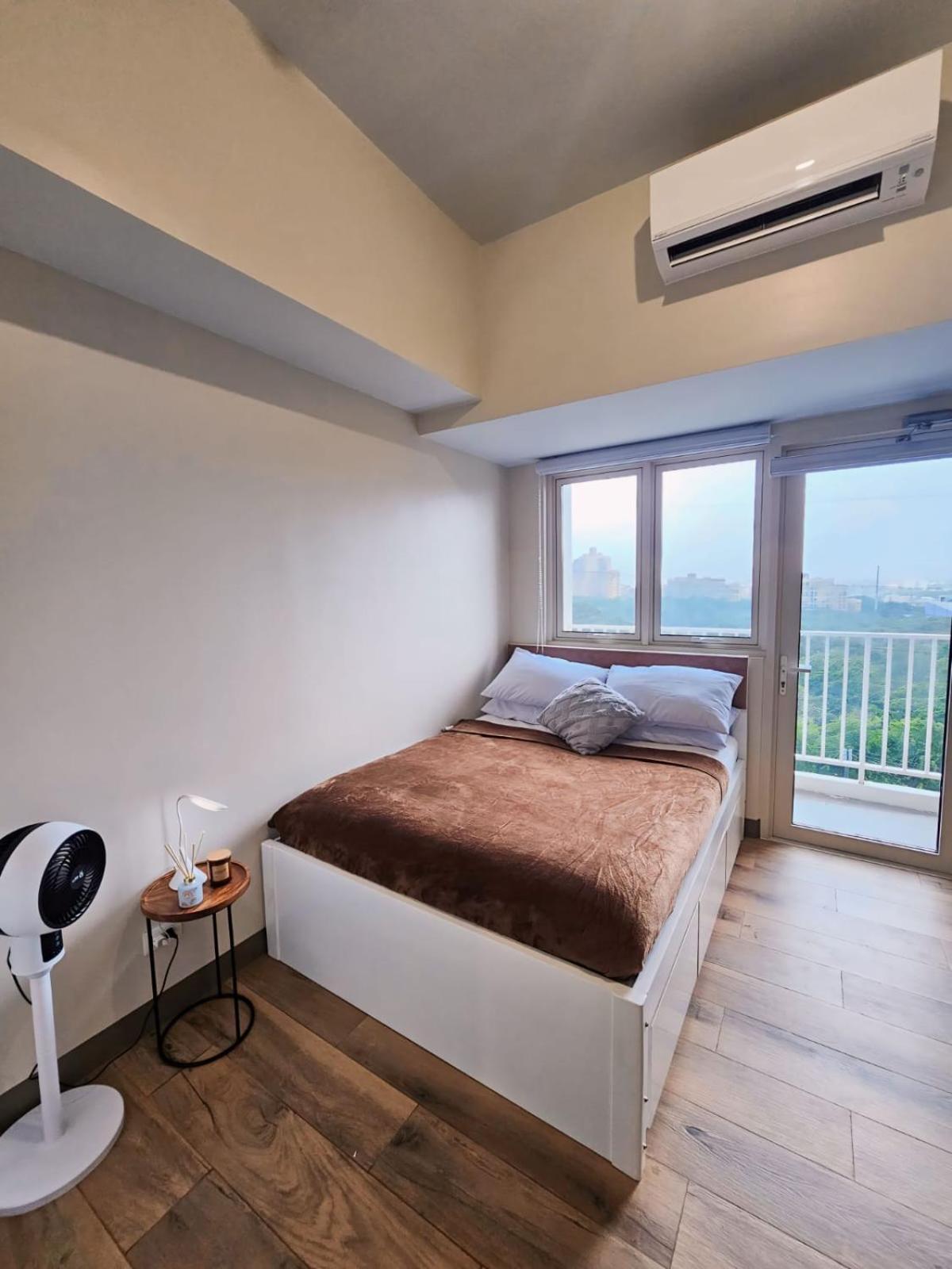 Pet & Wfh Friendly Near Bgc Apartment