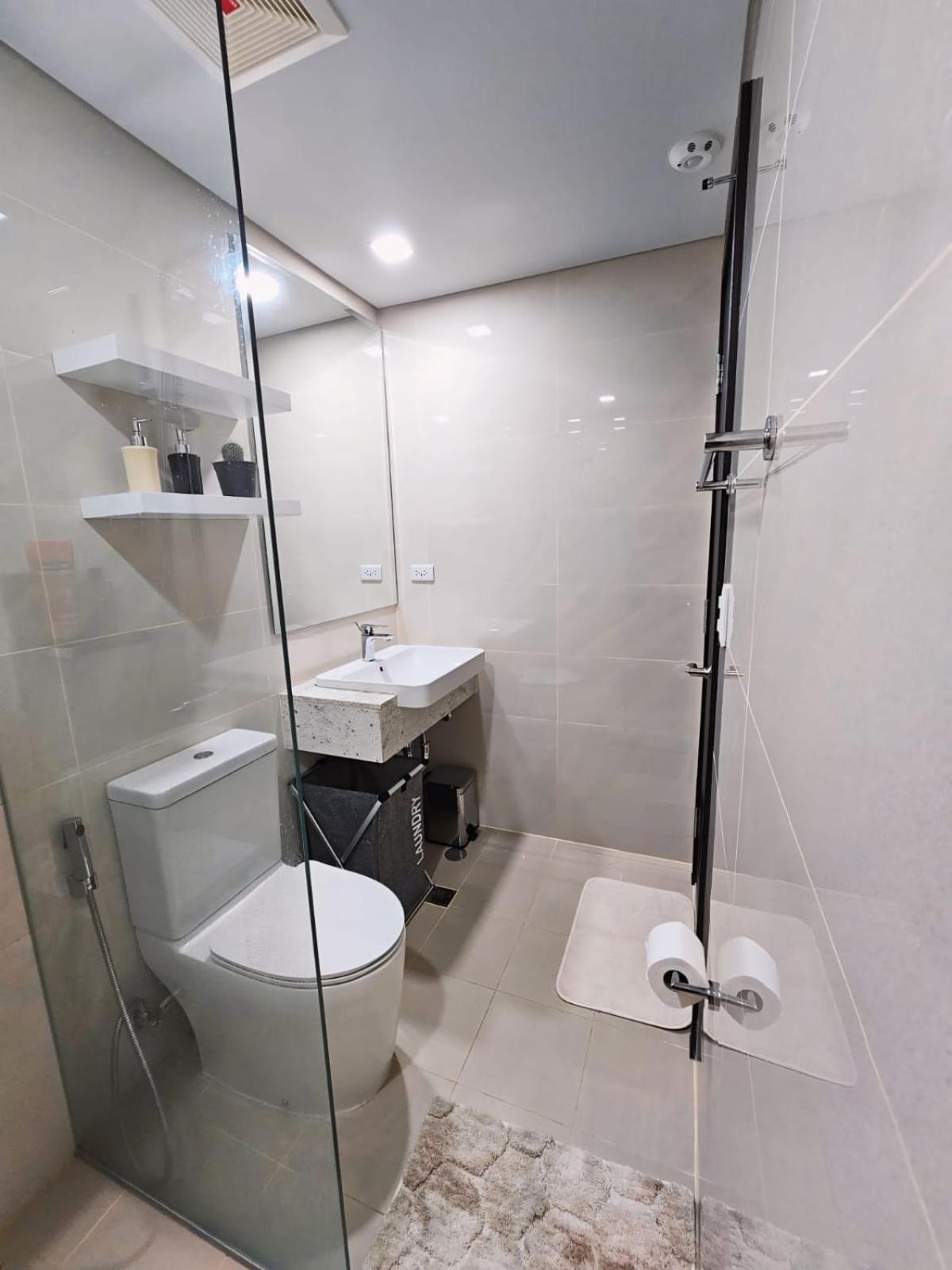 Pet & Wfh Friendly Near Bgc Apartment Manila