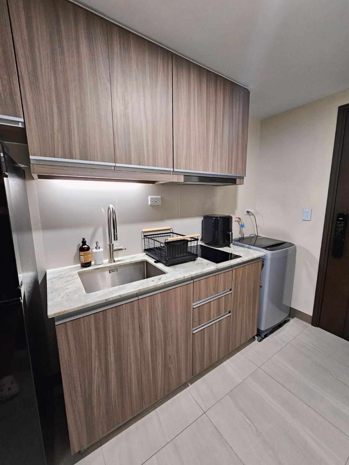 Pet & Wfh Friendly Near Bgc Apartment Manila