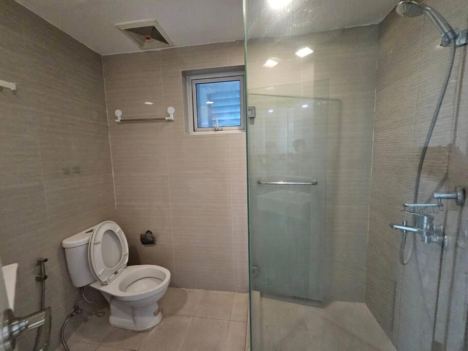 Venice In Mckinley Hill Bgc Taguig With Netflix And Wifi Apartment