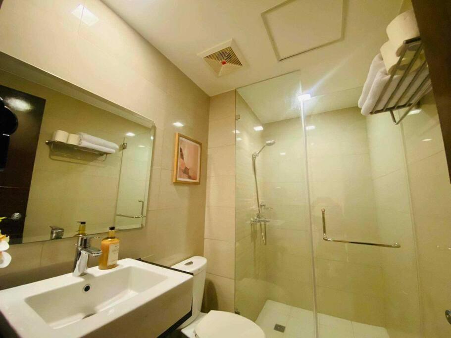 Venice In Mckinley Hill Bgc Taguig With Netflix And Wifi Apartment *