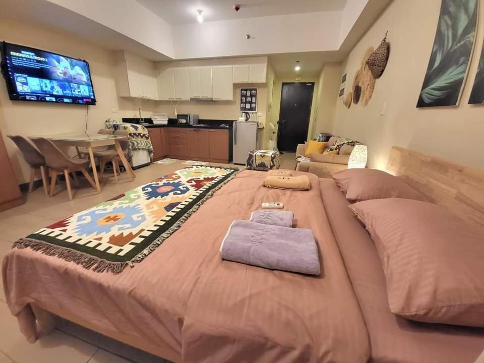 Venice In Mckinley Hill Bgc Taguig With Netflix And Wifi Apartment