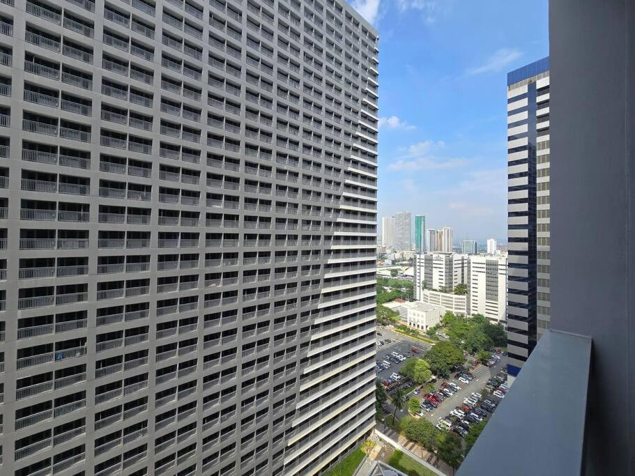 1br Unit Condotel W Balcony Fame Residences - Fm45 * Manila