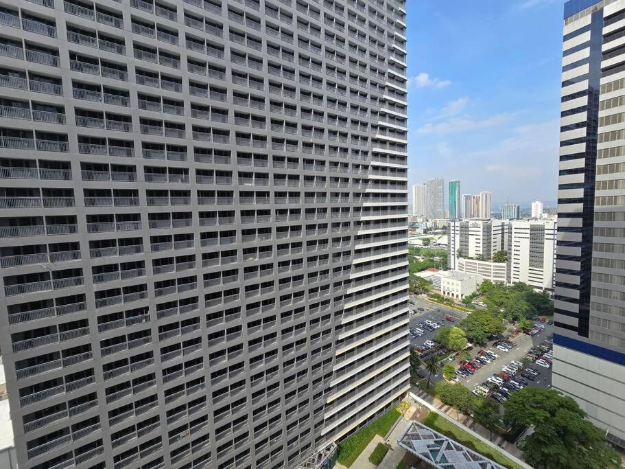 1br Unit Condotel W Balcony Fame Residences - Fm45 Manila