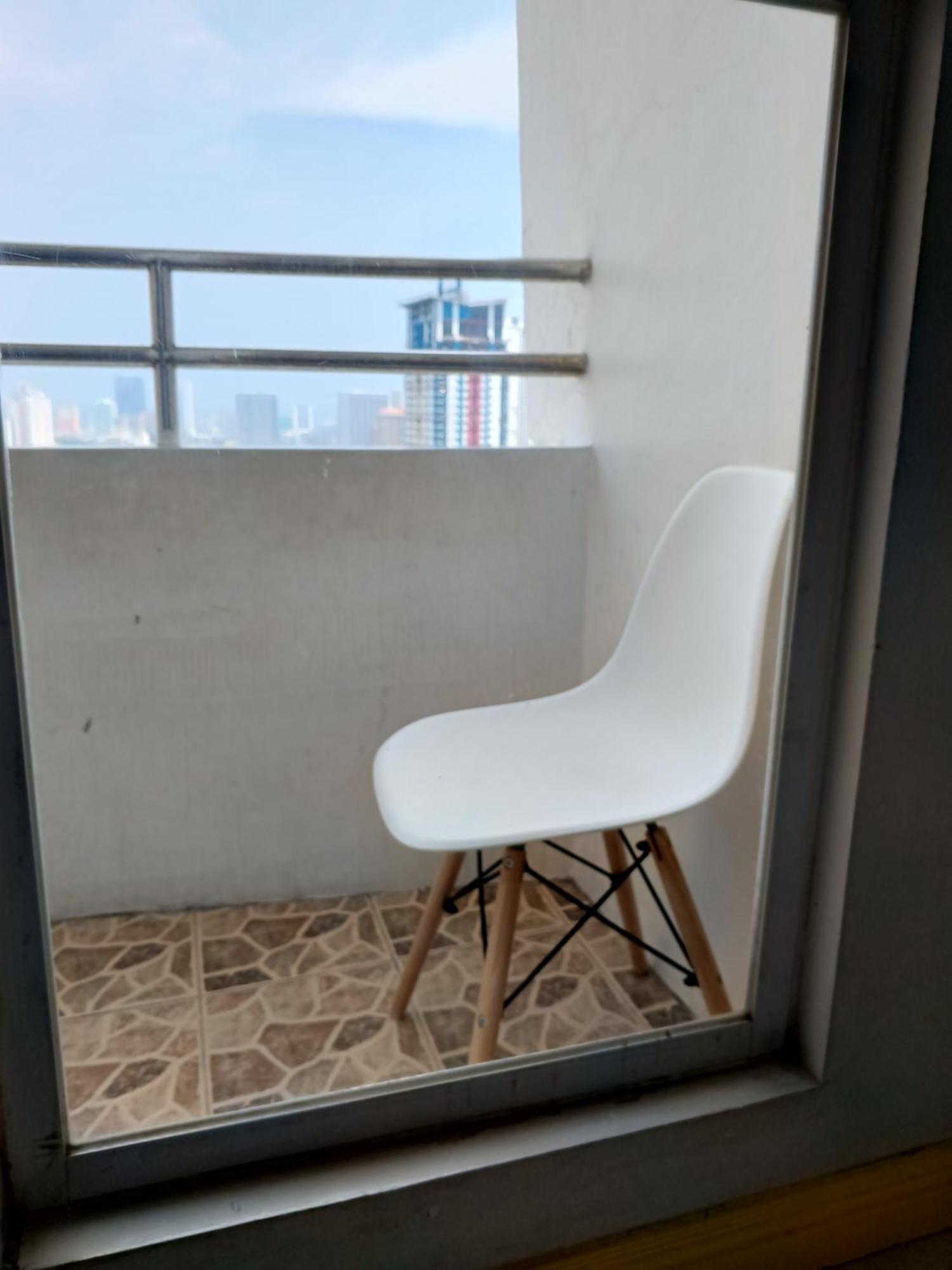 In Birch Tower Malate - Infront Of Mall Apartment *