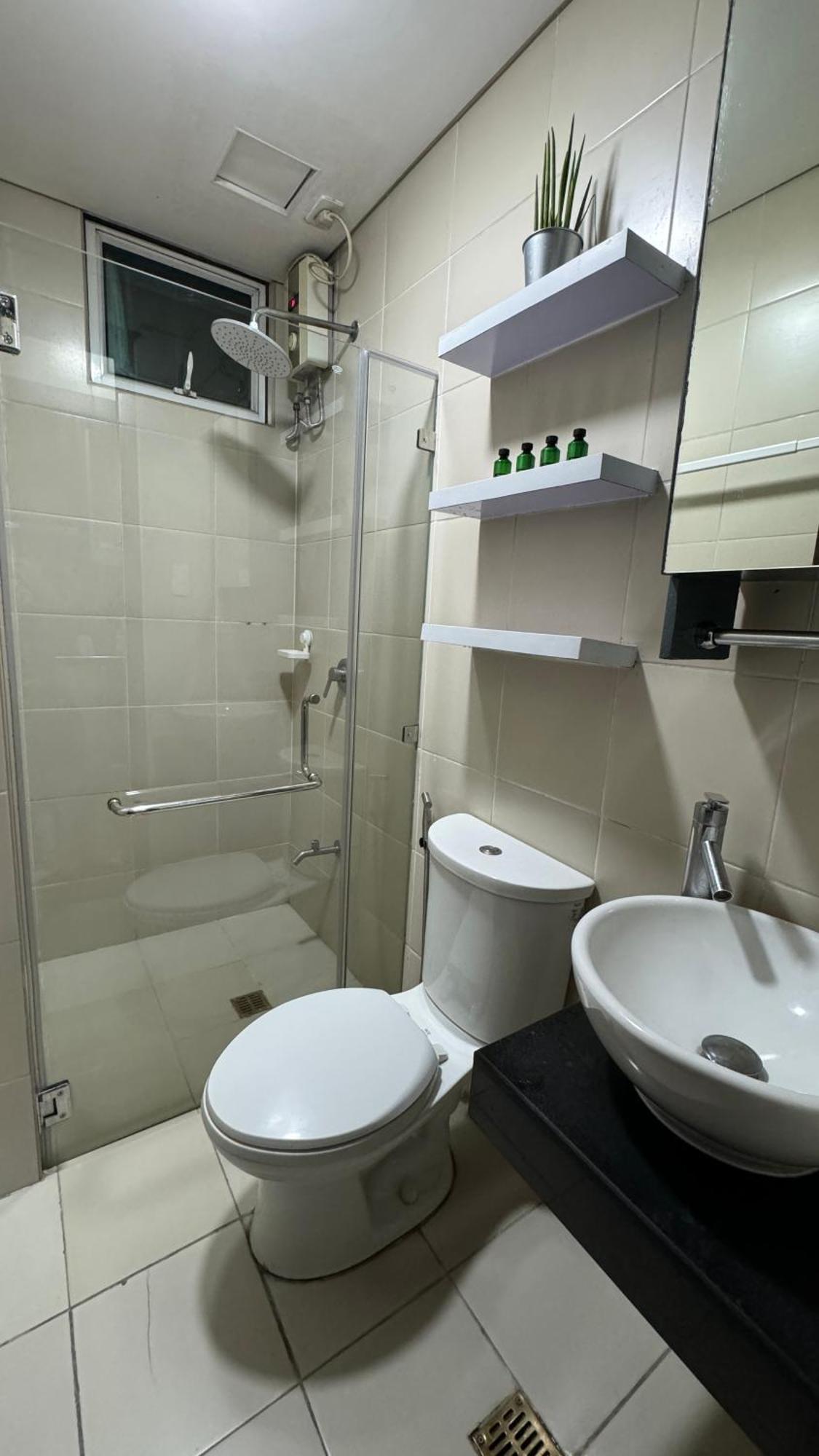 Toby's Crib At San Lorenzo Place * Manila