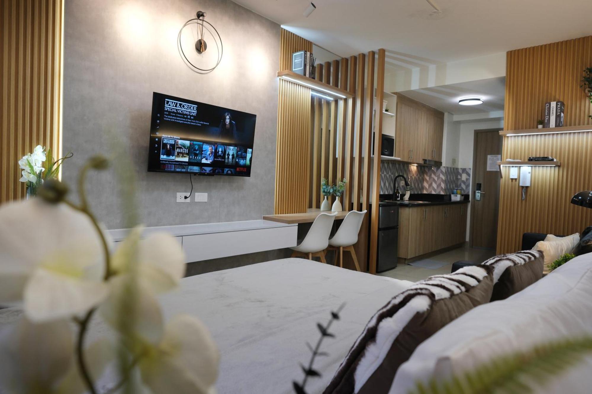 Staycation Near Mall Of Asia, Condotel With King Bed *