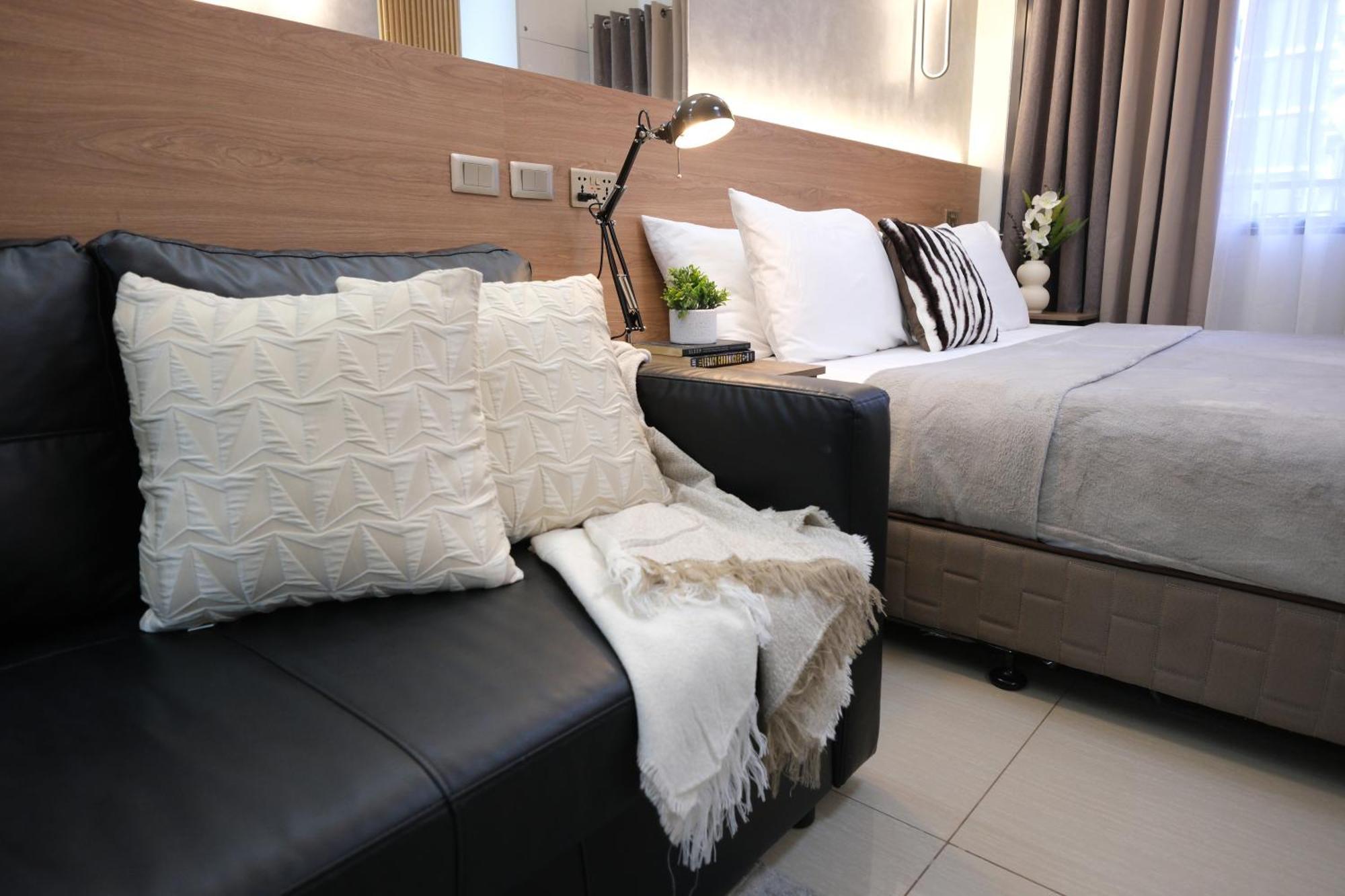 Staycation Near Mall Of Asia, Condotel With King Bed
