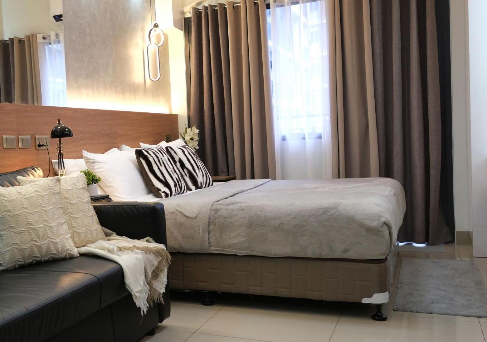 Staycation Near Mall Of Asia, Condotel With King Bed Apartment